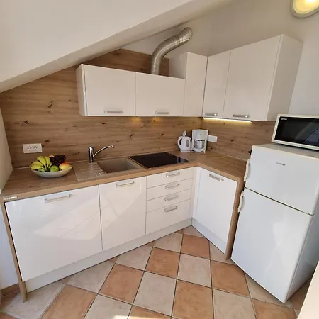 Rouge With Private Parking, Ac, Wifi Apartamento Crikvenica
