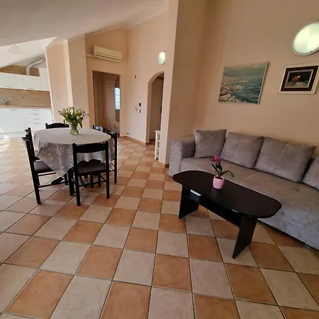 Rouge With Private Parking, Ac, Wifi Appartamento